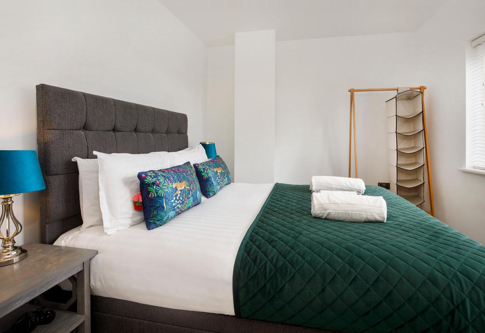 White House Apartments-Free Parking 1 Car Per Apartment 约克 外观 照片