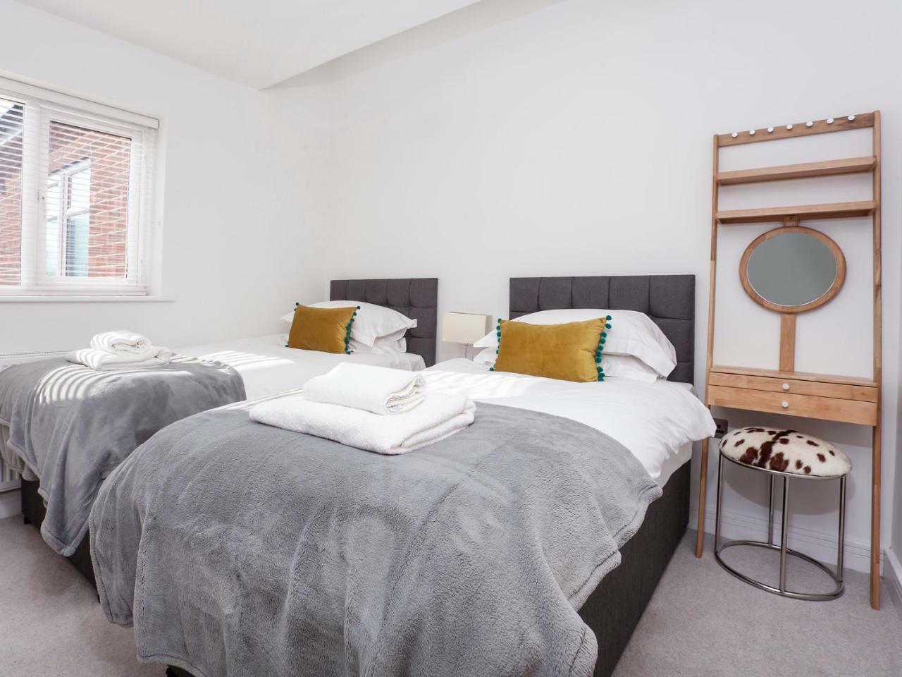 White House Apartments-Free Parking 1 Car Per Apartment 约克 外观 照片
